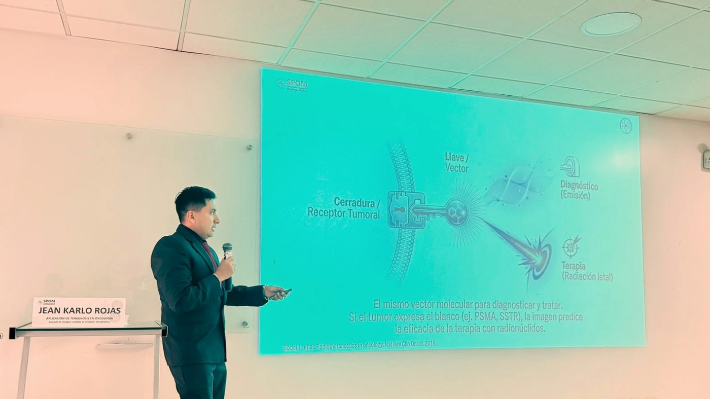 Dr. Jean Karlo Rojas exponiendo sobre teragnosis en oncología en el curso de la Sociedad Peruana de Oncología Médica, Lima 2026