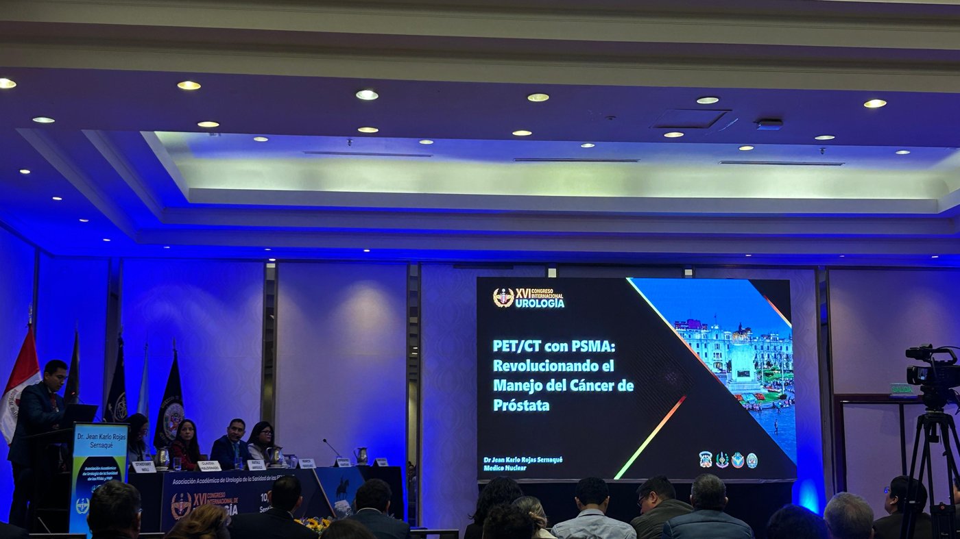 Dr. Jean Karlo Rojas exponiendo 'PET/CT con PSMA' en el XVI Congreso Internacional de Urología, Lima 2025